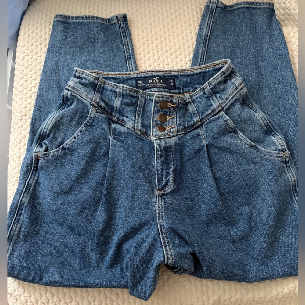 Hollister Ultra High Rise 80s Mom Jeans